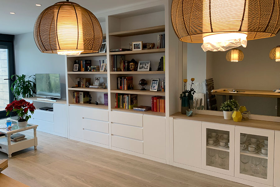 Librería mural para salón con puertas y cajones en blanco y baldas de madera natural