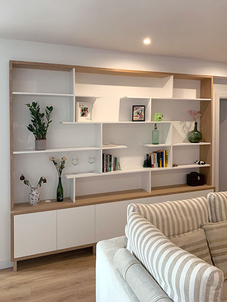 Librería lacada en blanco y bastidor en madera de roble