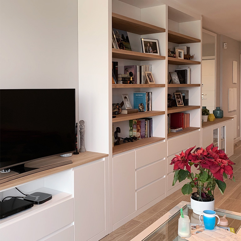 Mueble librería a medida, lacado blanco con baldas de madera.