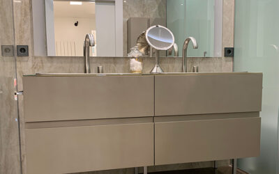 Mueble de baño moderno con doble lavabo encastrado