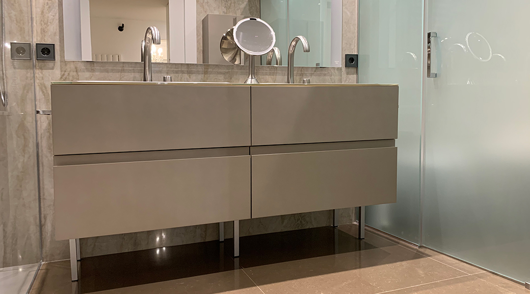 Mueble de baño estilo moderno con lavabo encastrado, lacado gris