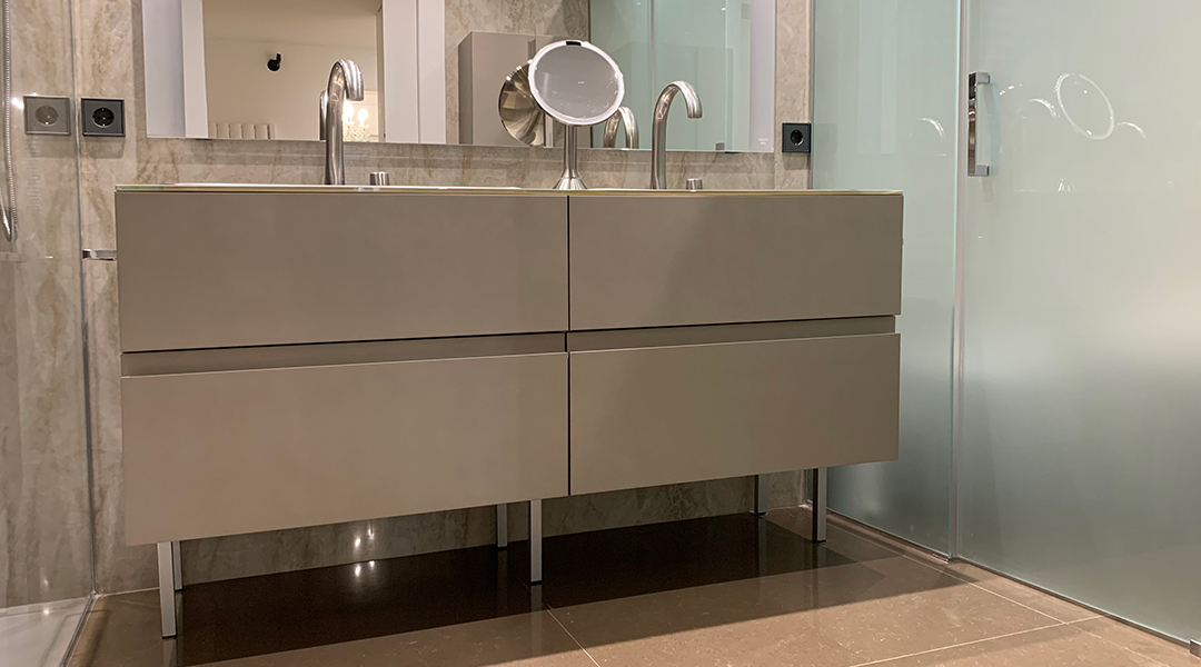 Mueble baño lacado gris Mueble de baño estilo moderno con lavabo encastrado, lacado gris