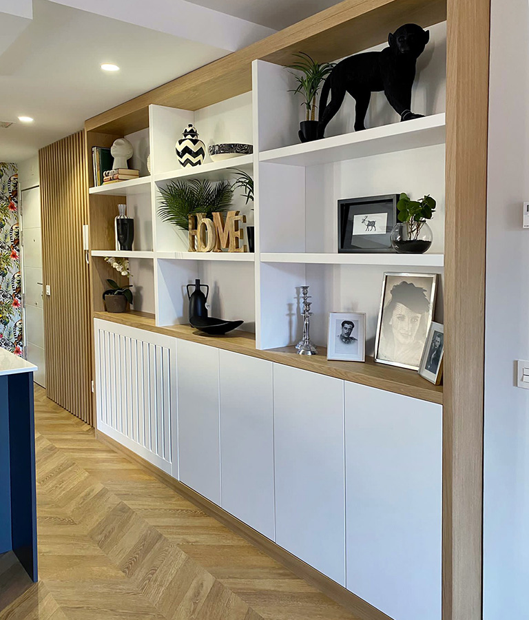 Mueble librería a medida, en MDF combinado roble y lacado blanco