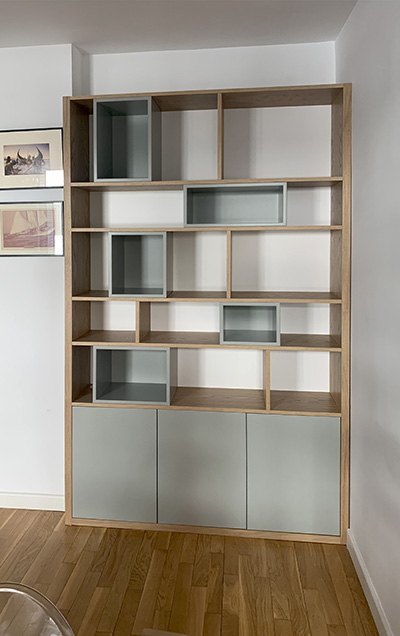 Librería a medida para aprovechar recovecos Librería en MDF lacado gris y tablero laminar roble