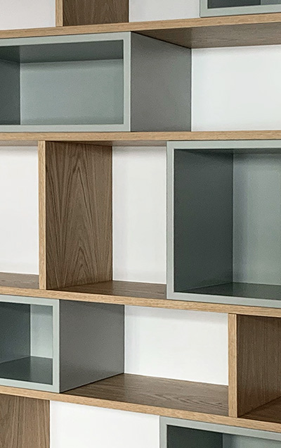 Detalle de estantes roble y gris Detalle de los estantes construidos con módulos cúbicos de madera lacada en gris