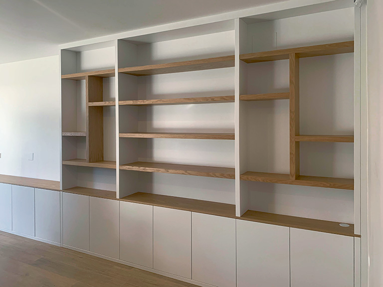 Mueble librería con estantes irregulares de madera