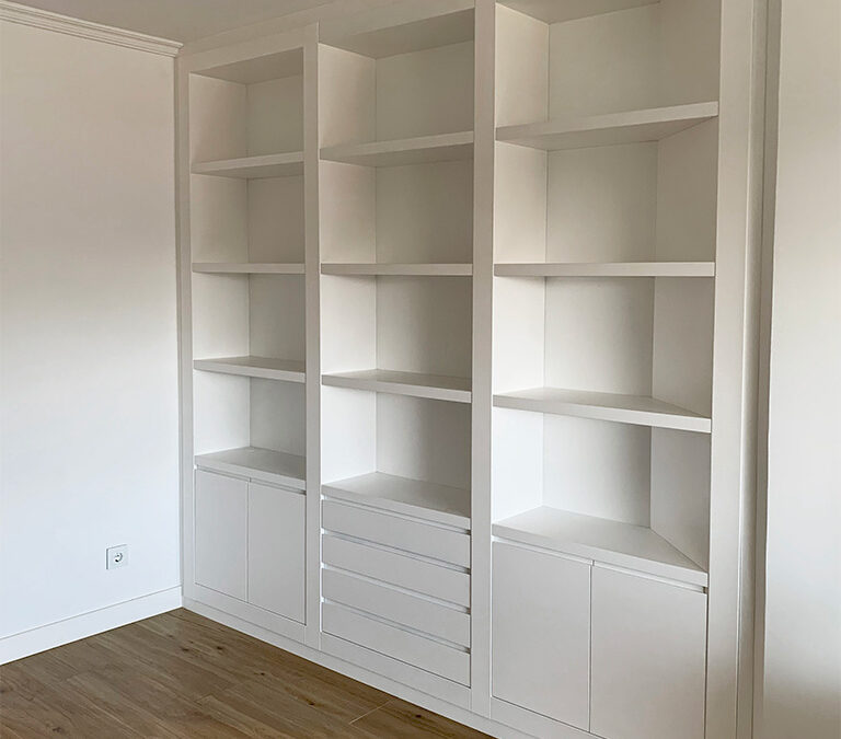 Librería empotrada blanca