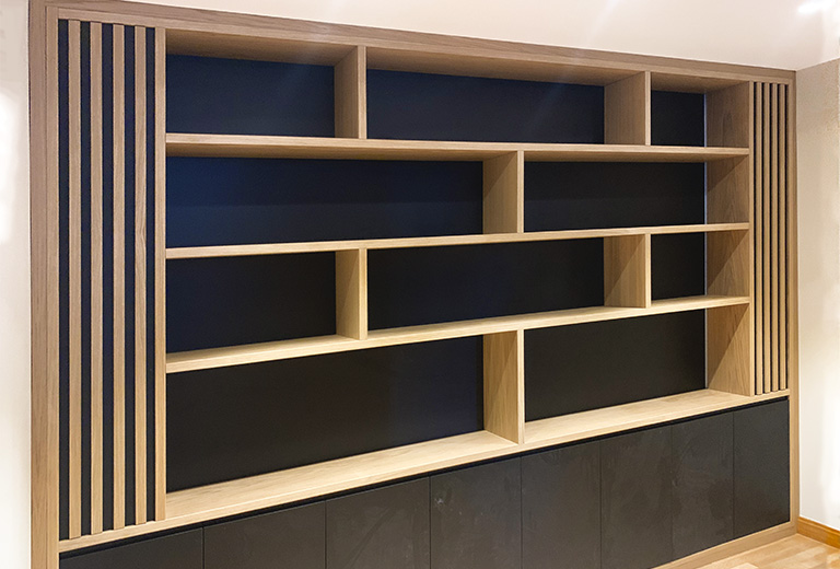 Librería madera puertas negras Librería combinada madera, negro y azul