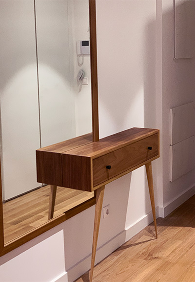 Mini cómoda con cajón y espejo Cómoda a medida con un cajón y espejo integrado para recibidor pequeño
