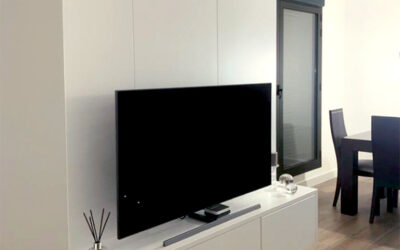 Mueble de tv con panelado blanco