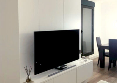 Mueble de tv con panelado blanco