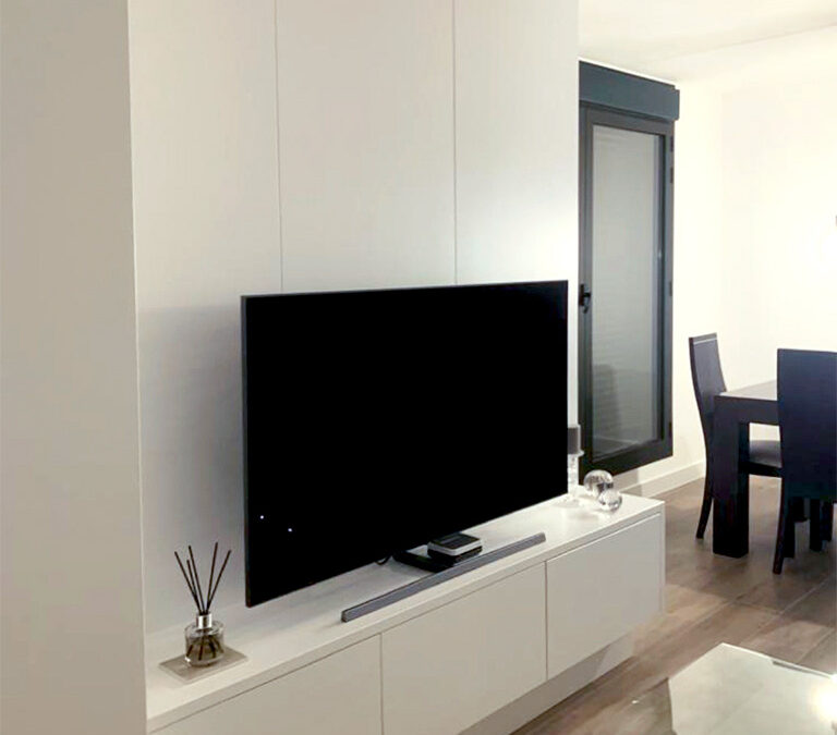Mueble de tv con panelado blanco