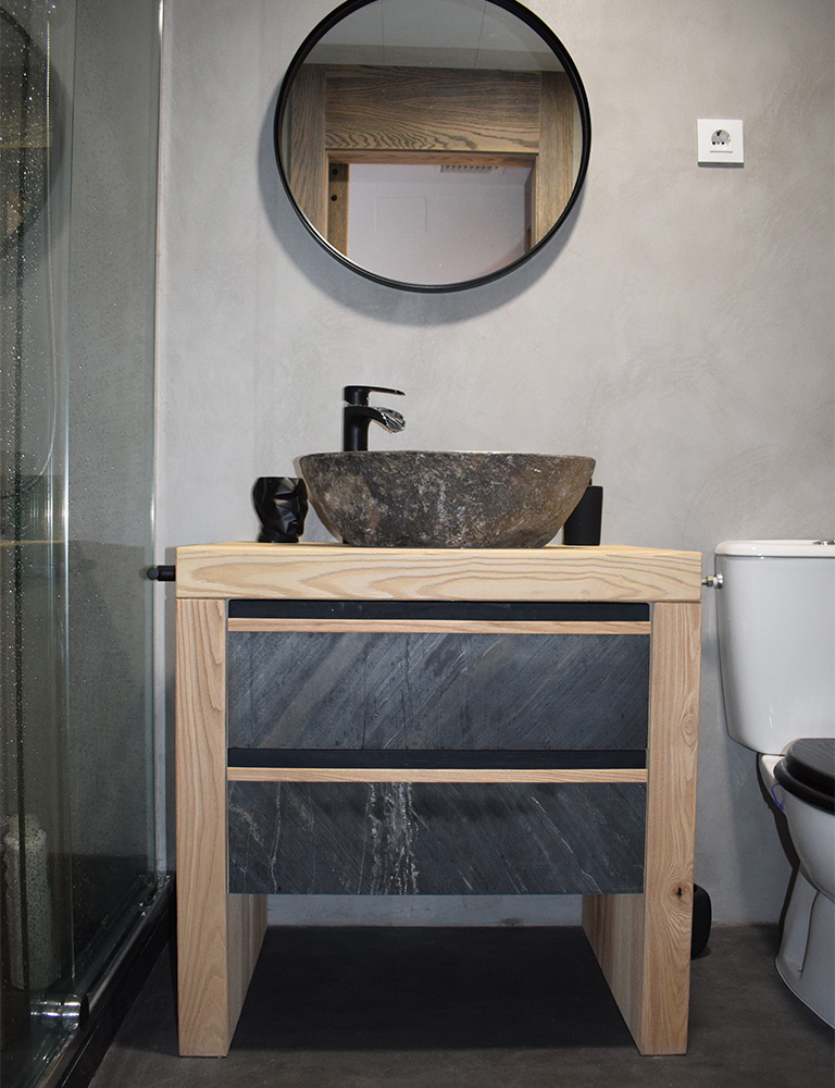 Mueble a medida para baño en madera natural y lavamanos de piedra