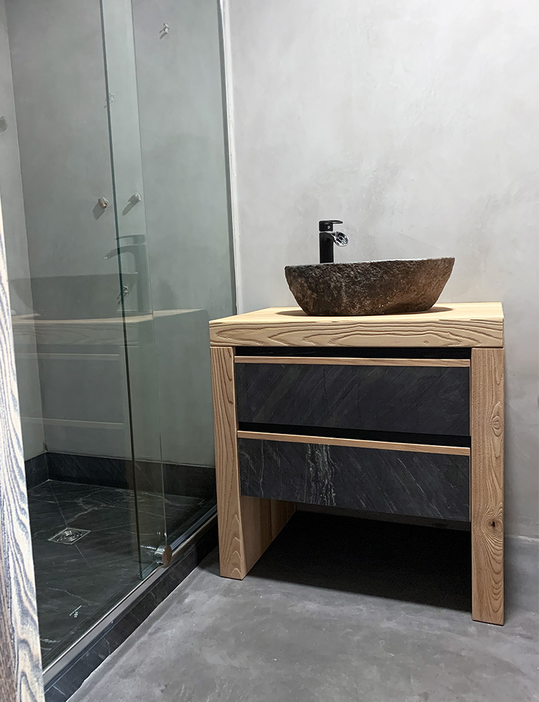 Mueble a medida para baño con estructura de madera estilo rústico