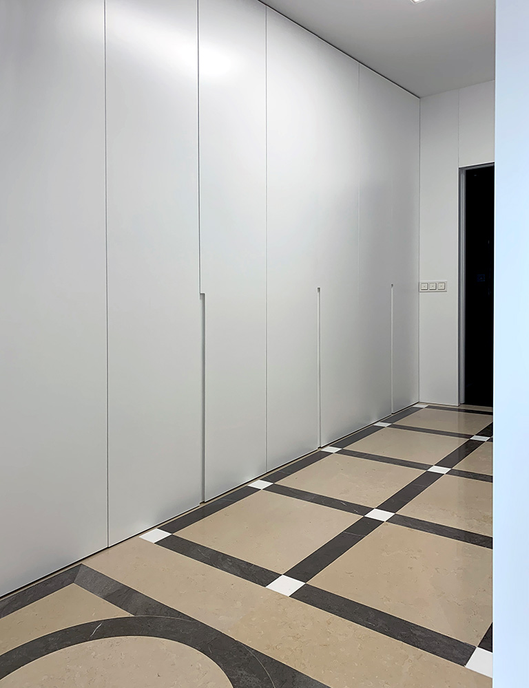 Puertas lacadas en blanco en armarios de vestidor