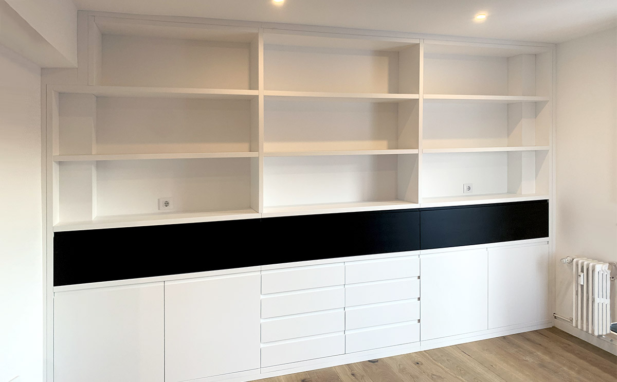 Librería empotrada con puertas y cajones Librería mural a medida para salón con puertas y cajones