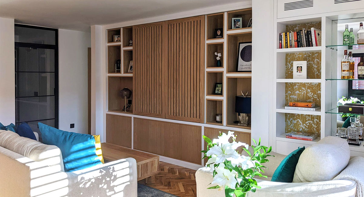 Salón con librería retro 80s y vitrina Vista final de salón con librería de madera retro y vitrina blanca