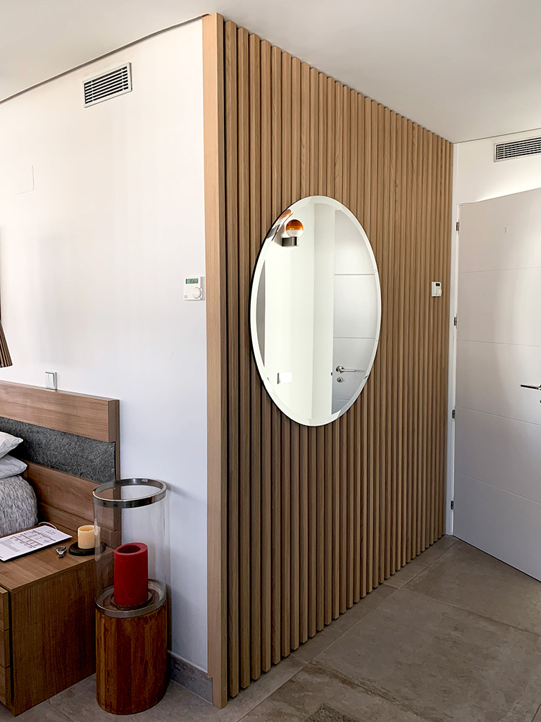 Recibidor panelado listones espejo redondo Fabricación de revestimiento de listones de madera con espejo para recibidor
