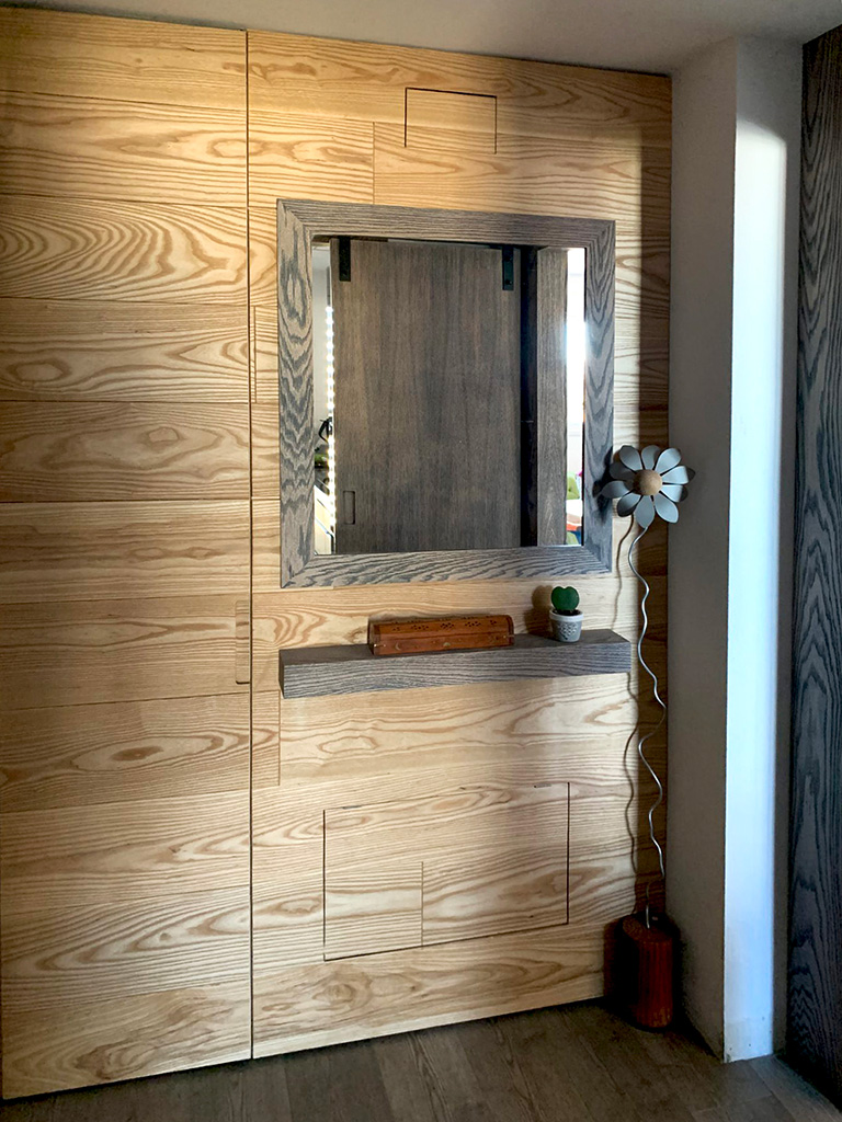 Revestimiento de pared con panelado de madera de roble, marco de espejo y balda en nogal