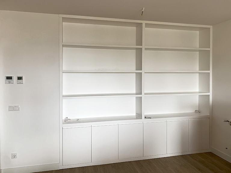 Librería blanca sencilla y funcional