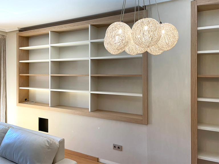 libreria-tras-sofa-blanca-madera-lateral Instalación de la librería mural con base de pladur para colocar delante el sofá