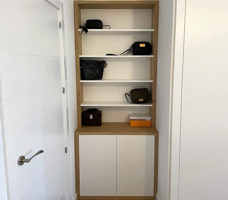 Mueble con baldas para el recibidor