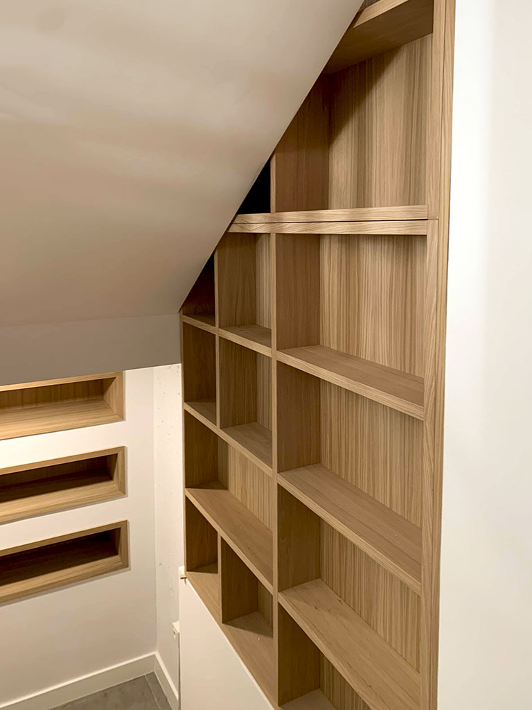 Librería y repisas Vista de la escalera desde el descansillo, con repisas empotradas