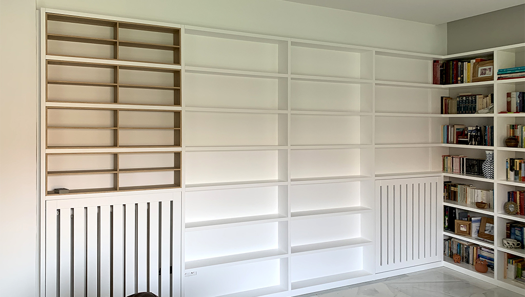 Librería blanca a medida Vista de la librería lacado blanco para salón