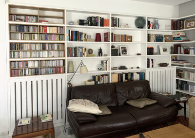 Librería blanca con espacio para CDs