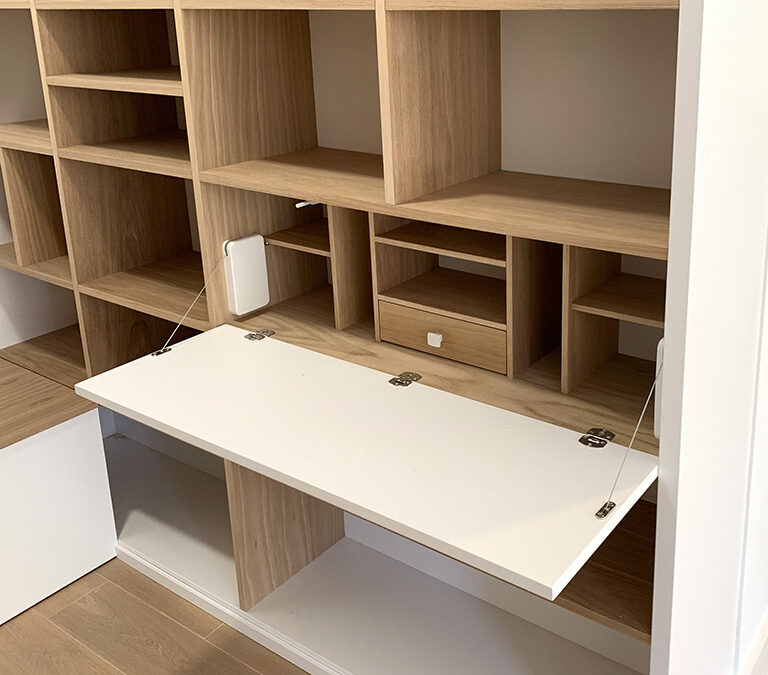 Librería con rincón de trabajo