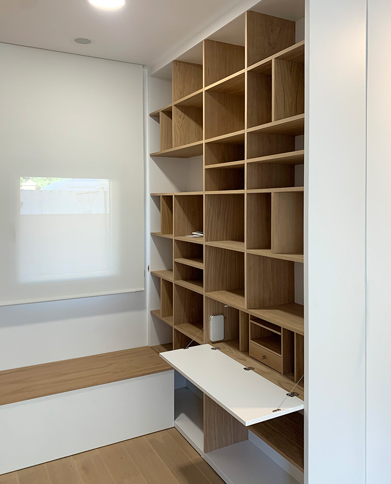 Librería con rincón de trabajo Librería a medida roble y blanco con escritorio y banco de almacenamiento