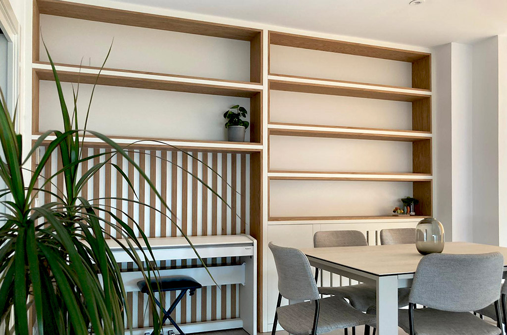 Librería para salón combinado blanco y madera con espacio de trabajo
