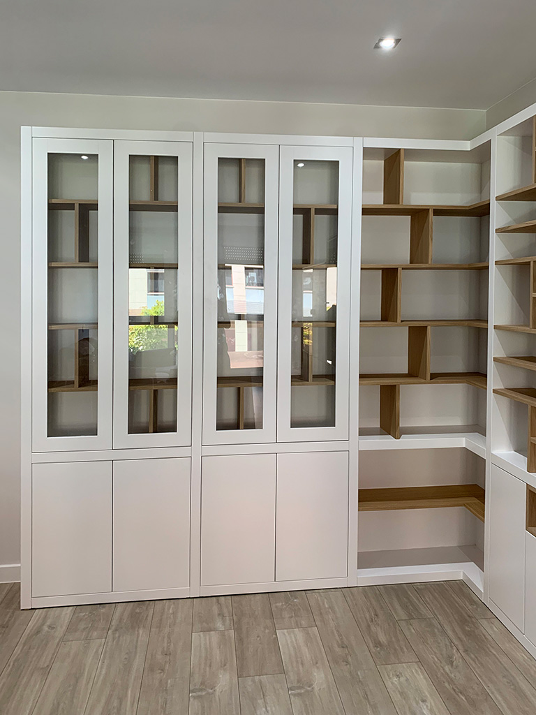 Módulo con puertas acristaladas Librería en esquina con módulo con puertas acristaladas