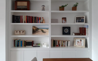 Librería blanca de pared a pared