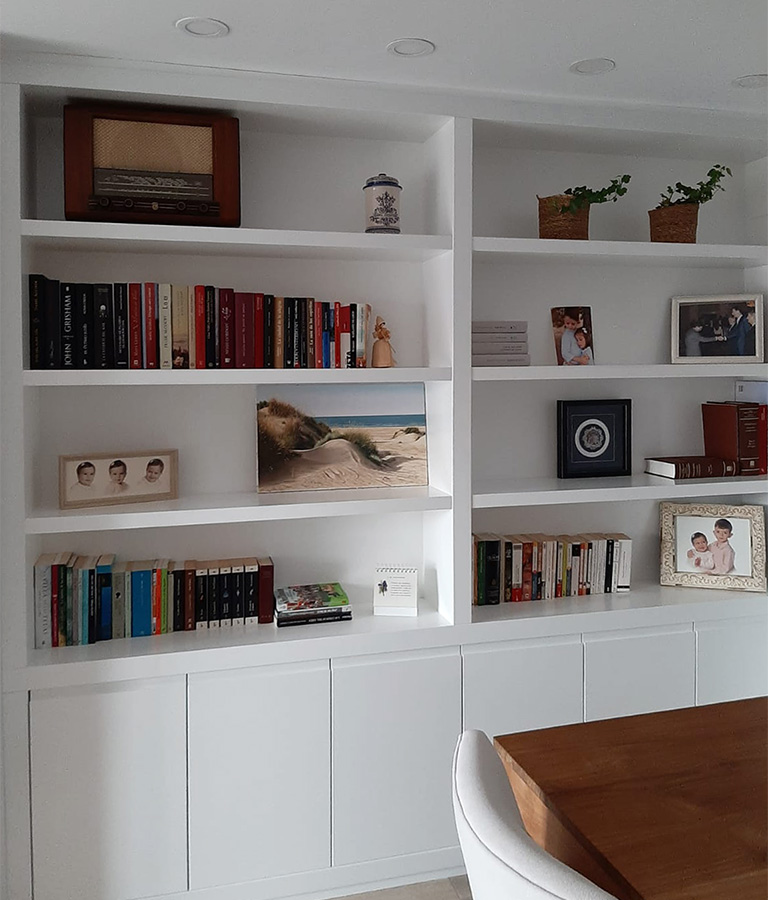 Librería blanca a medida para salón