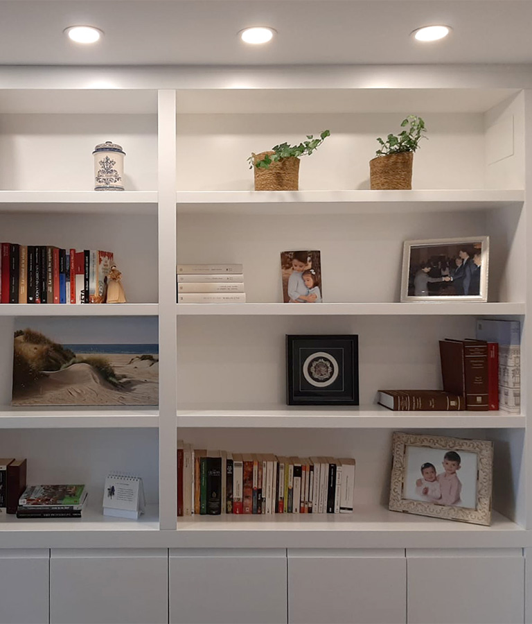 Librería blanca detalle Detalle de la librería blanca a medida