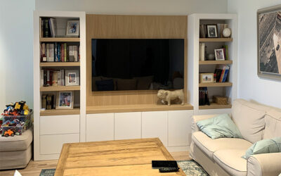 Mueble de salón con estanterías y tv
