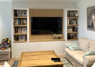 Mueble de salón con estanterías y tv