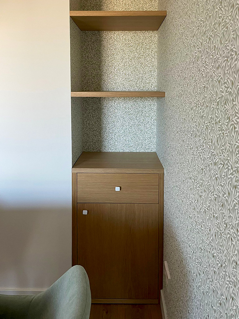 Mini librería Librería a medida para pequeño hueco en el salón