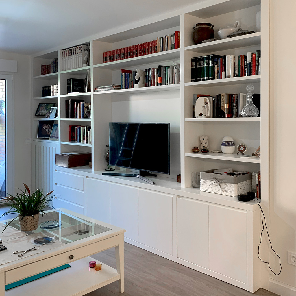 Mueble de salón a medida con librería, módulo tv y almacenamiento bajo