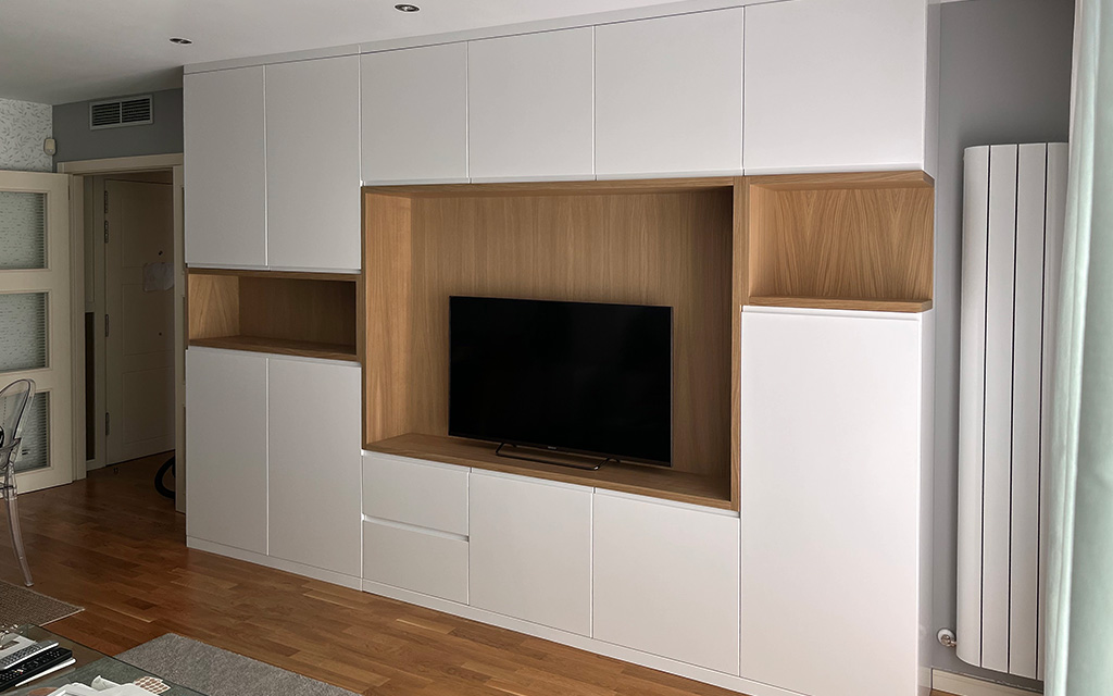 Mueble de salón con puertas lacado blanco y módulos de estantería en roble