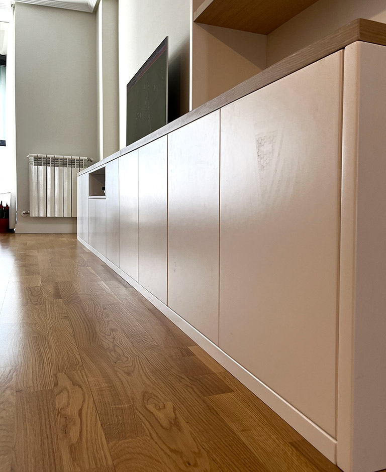 Detalle Detalle de la parte baja del mueble de salón con puertas lacado blanco
