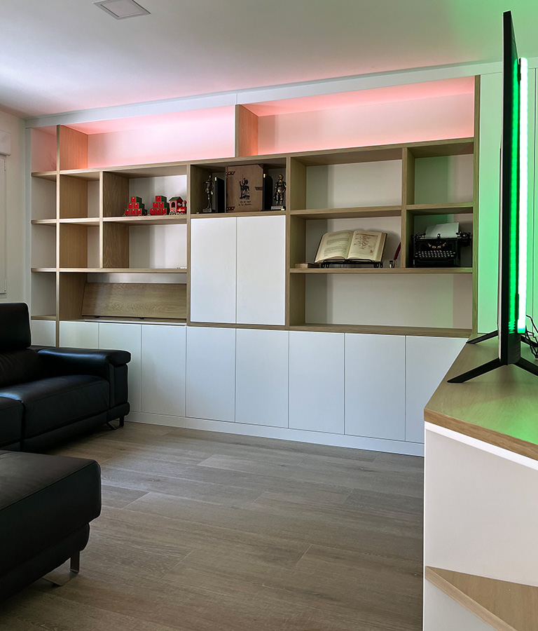 Mueble de salón blanco y madera con iluminación led color rojo