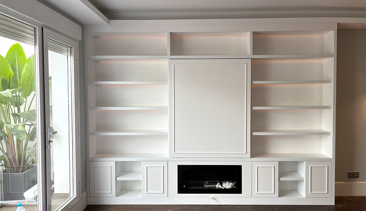 Panorámica Librería blanca mural para salón con puerta corredera central