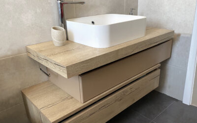 Baño a medida con lavabo en escalera
