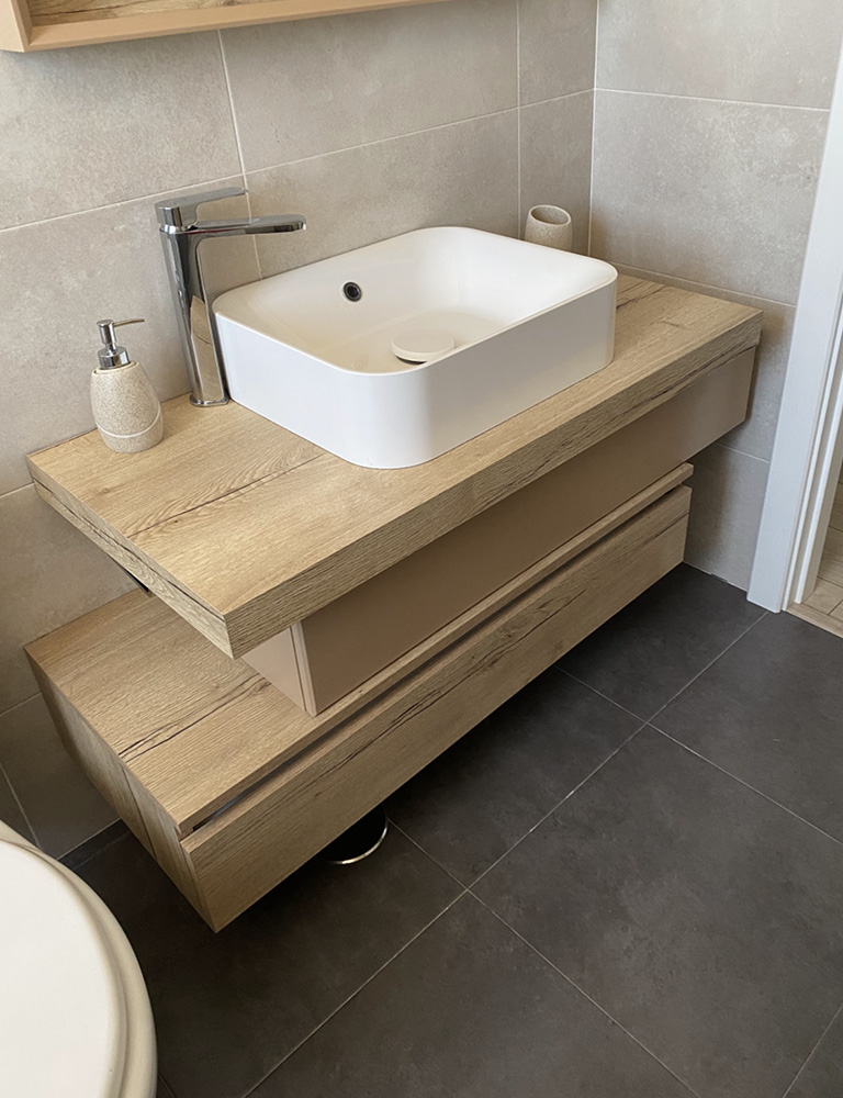 Frente Mueble de baño a medida en roble con cajones