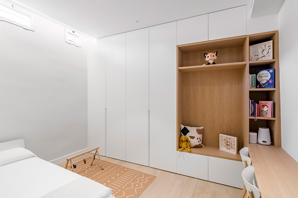 Armario a medida en blanco y madera para habitación infantil