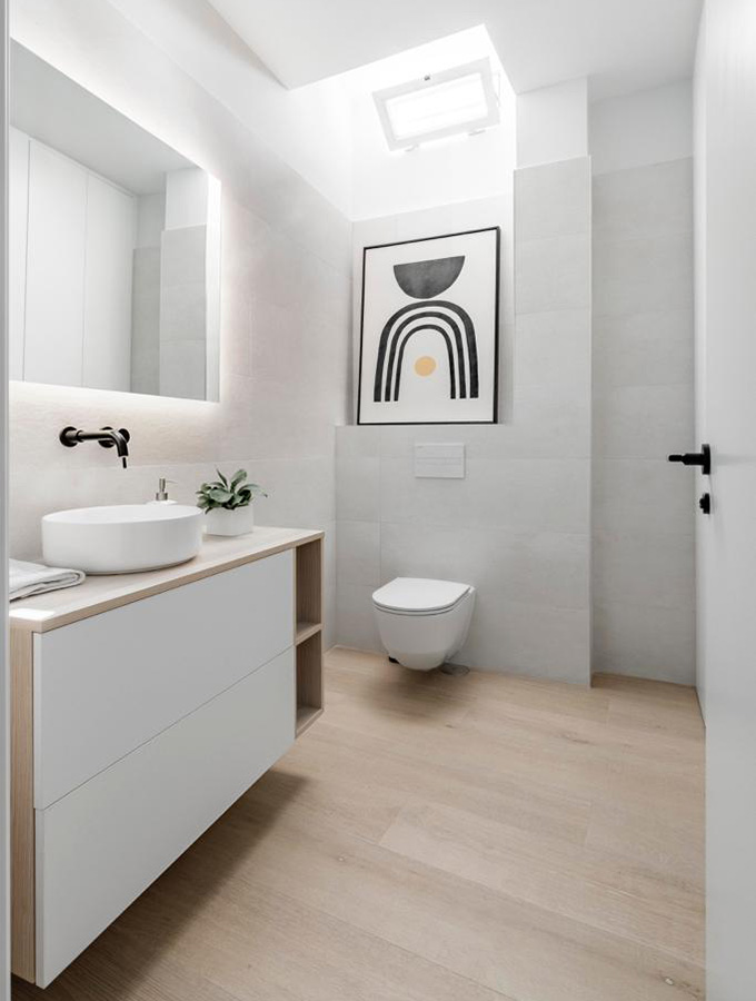 Baño con mueble a medida blanco y madera