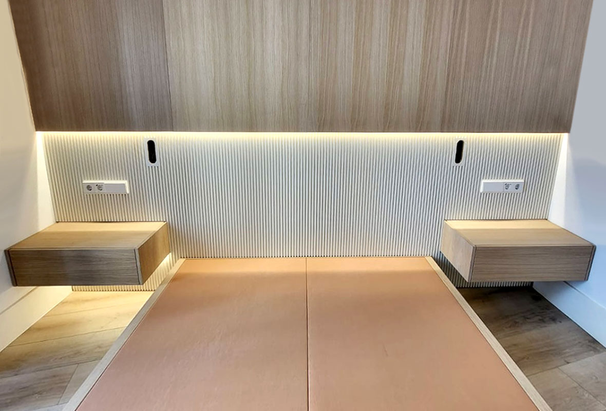 Frente Dormitorio con cama, cabecero y mesillas a medida