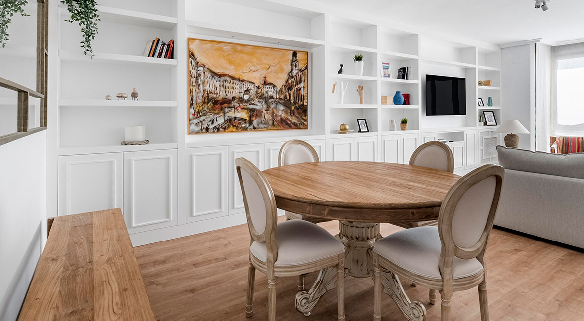 Zona de comedor con muebles artesanos a medida